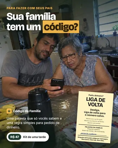 Filho e mãe na cozinha com o celular