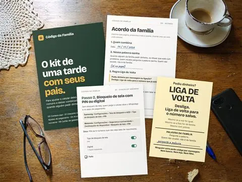 O kit impresso na mesa: capa, acordo da família, checklist e cartão de geladeira