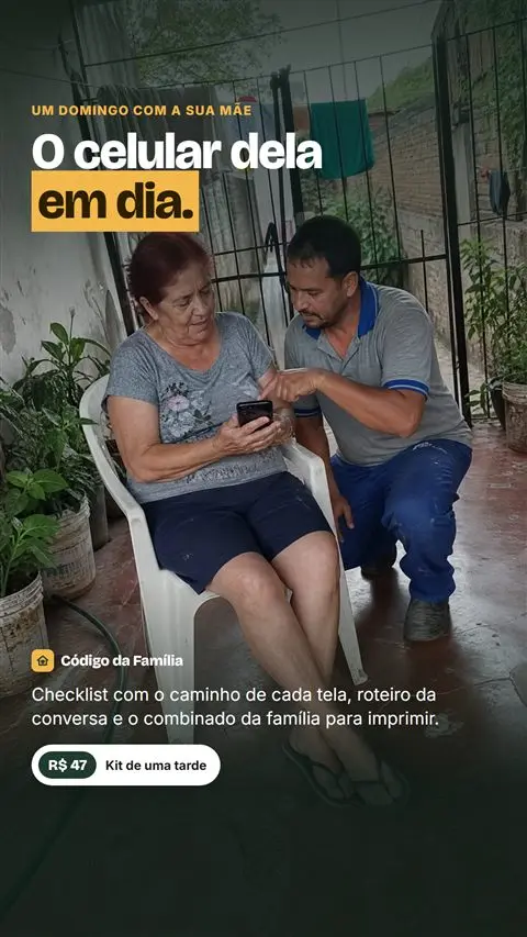 Mãe e filho na varanda com o celular